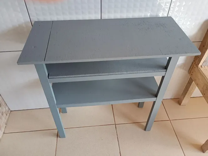 Mesa pequena de madeira 