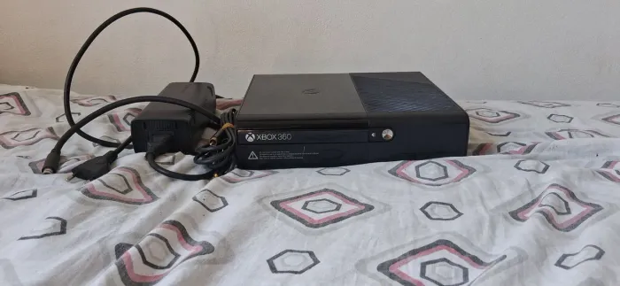 Kit Xbox 360 com jogos, Cabos e controle!