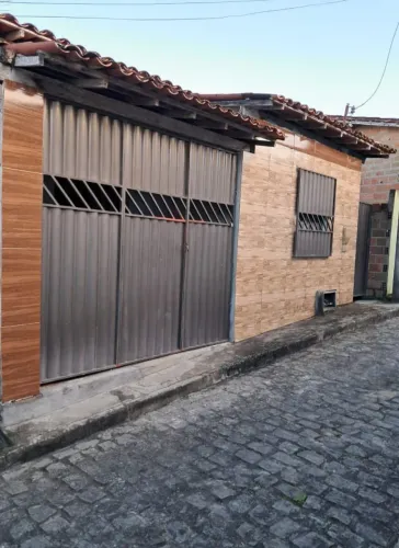 Casa com 2 Quartos, Cozinha Ampla, Recém-Pintada, Envernizada em Rua Tranquila de Amargosa