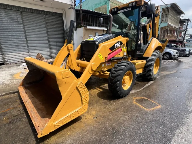 Retroescavadeira Caterpillar 416e 4x4 valor 165.000