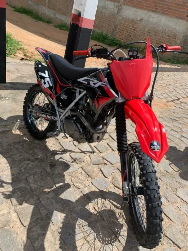 Moto de trilha Xr 200 sabor CRF 230