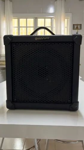 Amplificador de Contrabaixo Giannini B20