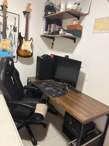 Mesa cadeira e prateleira escritório
