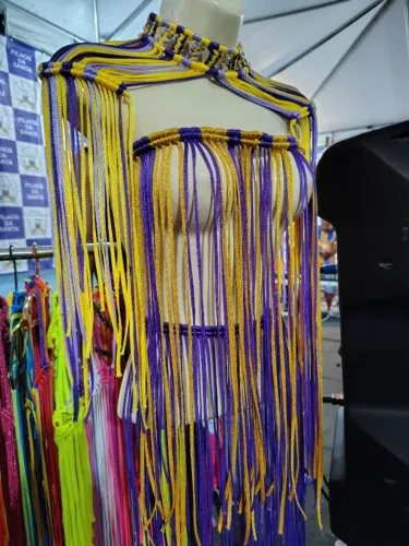 Ombreira de macramê lilás, amarelo e roxa