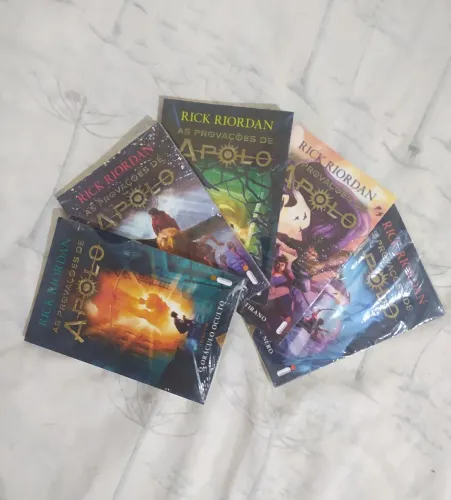 Kit completo de As Provações de Apolo[NOVO]: 5 livros de Rick Riordan(Lacrados e sem uso)