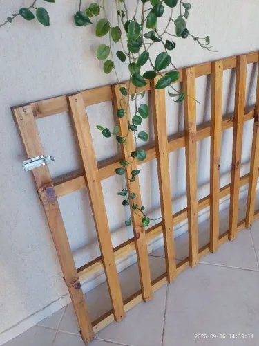 Portão de madeira com dobradiças e fechadura