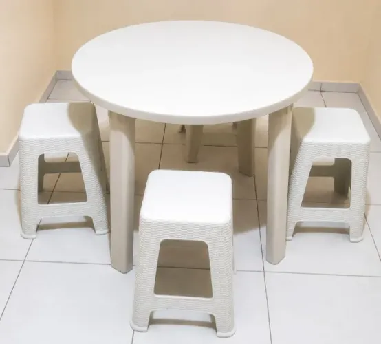 MESA DESMONTÁVEL E BANQUETAS DE PLÁSTICO   Mesa Poly 