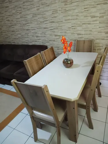 Mesa com seis cadeiras 