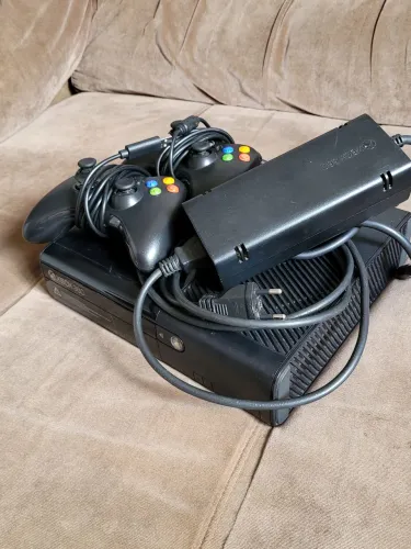 Vendo ou troco xbox 360 super slim desbloqueio RGH.(faço 700 se quiser um controle só)