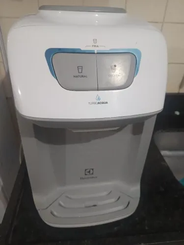 Vendo bebedouro semi novo 