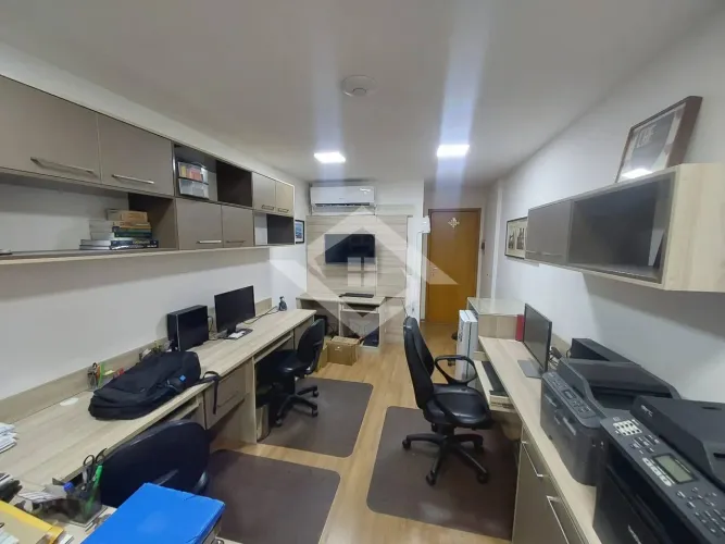 Sala montada com armários planejados, ar split. Plaza Office - Campo Grande