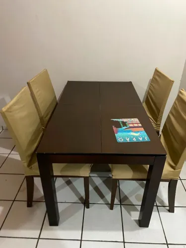 Mesa de jantar com 4 cadeiras
