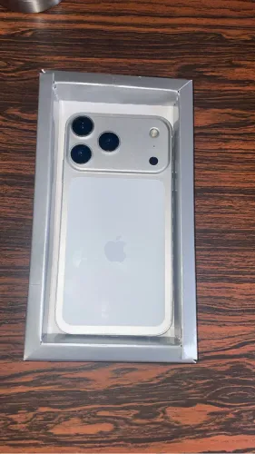 Vendo iPhone XR com carcaça do 17 pro 