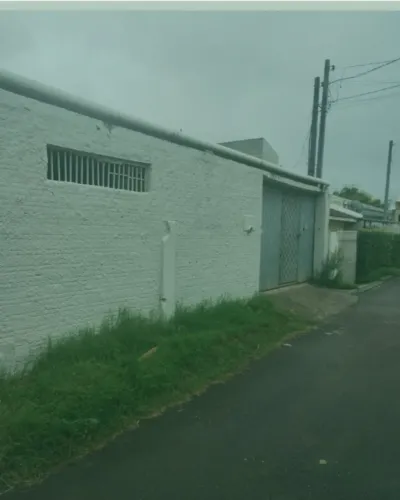 Excelente terreno no Cajuru, contendo um barracão com uma casa interna