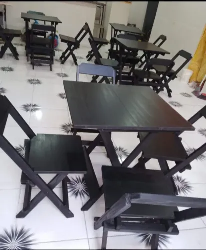 CONJUNTO DE MESA COM CADEIRAS