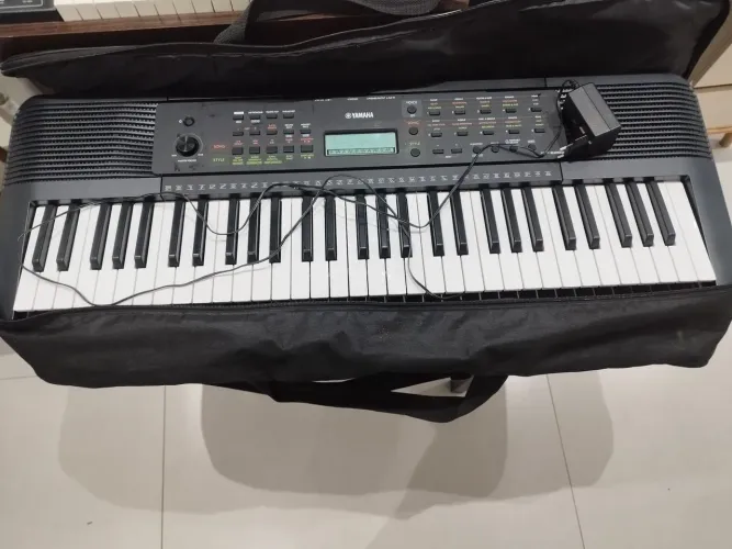 Vendo teclado perfeito estado com fonte funcionando perfeitamente sem tripe
