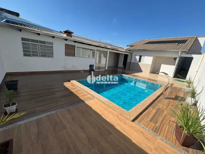 Casa com 4 quartos sendo 2 suítes disponível para locação no bairro São Jorge em Uberlândi