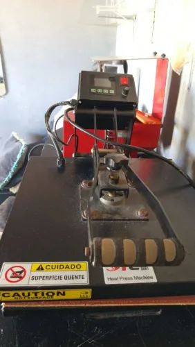 Máquina para fazer estampas de camisa