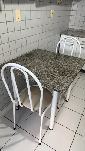 Mesa com 2 cadeiras