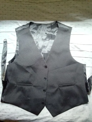 Colete social masculino preto.
