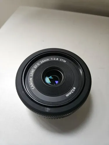 Lente Canon EF-S 24mm f/2.8 STM ?Pancake? (Super Compacta, 125g)