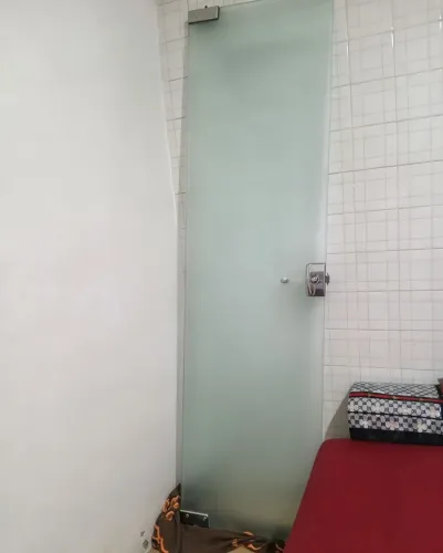 Porta de vidro com fechadura com as medidas 207cm e 56cm 