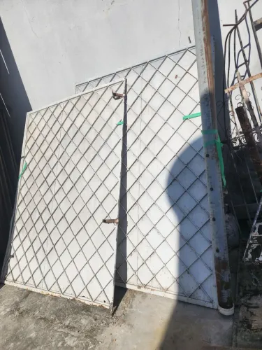 1x portão 3m2 x 2m2, 1x porta de 1.05m2 x 2m2 com chave, ambos ferro maciço"aceito cartão"