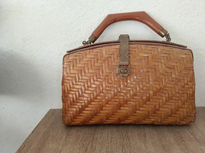 Bolsa de vime alça de madeira anos 70