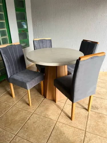 Mesa de jantar 1,00x1,00 tampo na lacca 04 cadeiras madeira