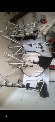 Iluminação para fotografia mais tripés e um tripé para celular.