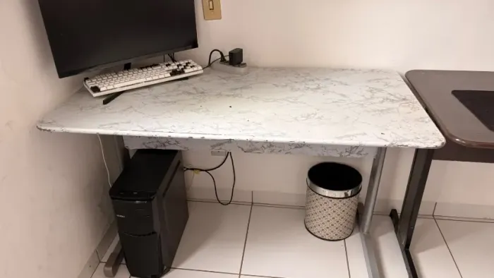 VEDE-SE MESA PARA ESTUDOS