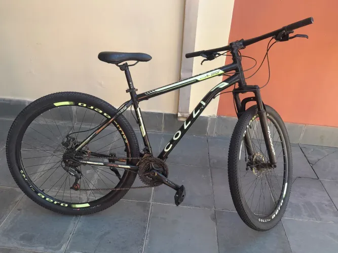 Vendo bicicleta aro 29 com 21 marchas.