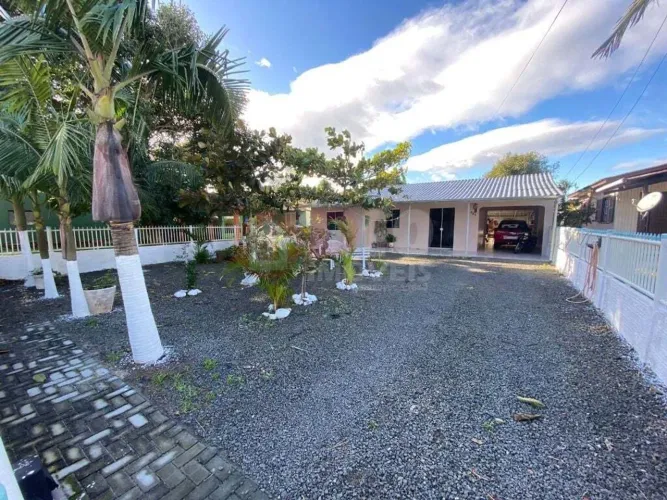 Casa com 3 dormitórios à venda em Balneário Arroio do Silva-SC.