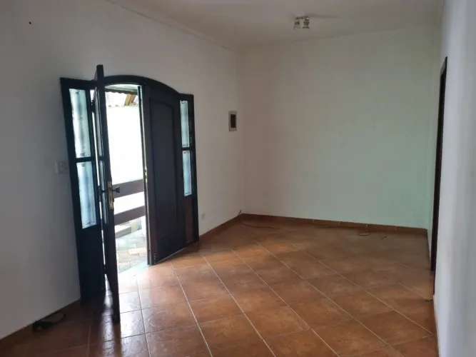 Casa na Vila Virgínia: 3 Quartos, Área Gourmet e Garagem para 5+ Carros