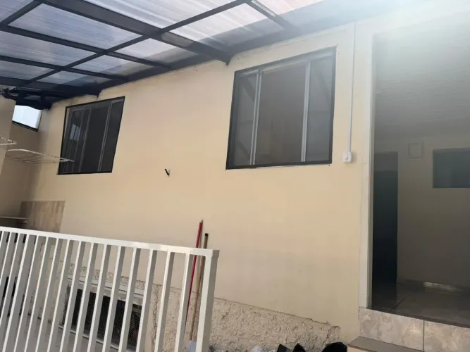 Casa de aluguel fundos
