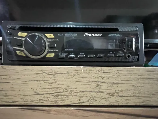 Toca CD Pioneer DEH-2350UB com USB e Entrada Auxiliar