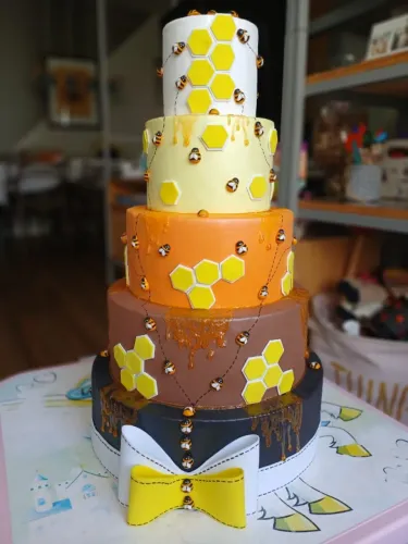 Bolo fake de aniversário tema abelhas 5 andares