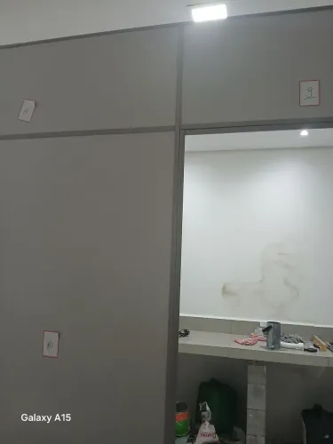 Vendo divisórias para separação de ambiente. Contém 2 portas e 4 vãos de janelas.
