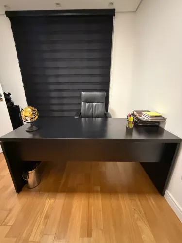 Mesa de escritório e cadeira