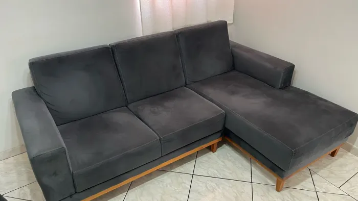Sofá 3 lugares com chaise cinza