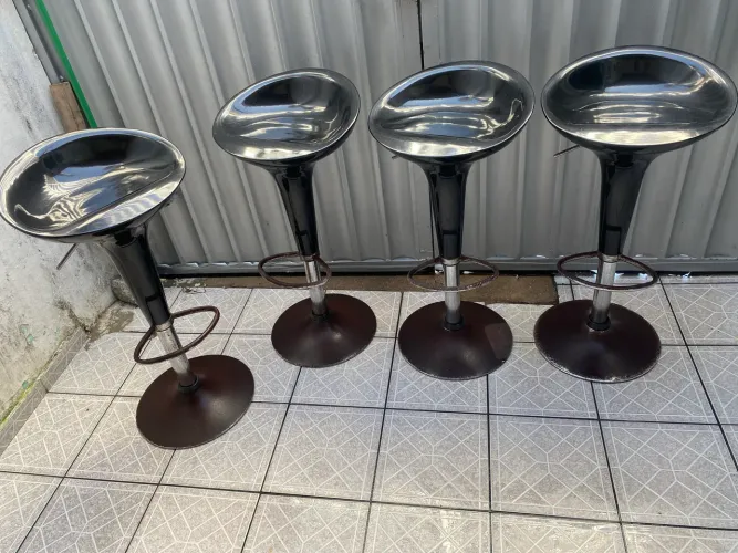 4 BANQUETAS PRETAS GIRATÓRIAS