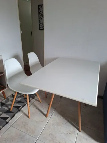 Mesa Eames Eiffel Retangular com 2 cadeiras
