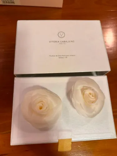 Flores de Noiva em Tecido Vitória Cabaleiro Ateliê - Novas na Caixa (Par)