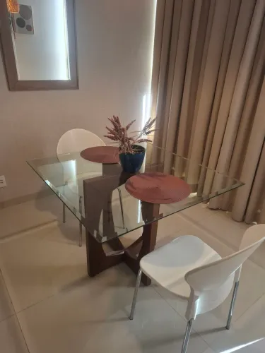 Mesa de vidro com 2 cadeiras