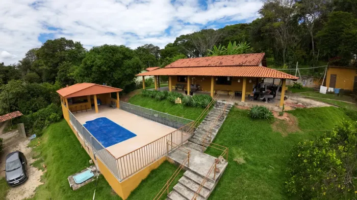 Sítio à venda em Esmeraldas-MG, bairro Bambus: 3 quartos, 1 sala, 2 banheiros, 4 vagas de