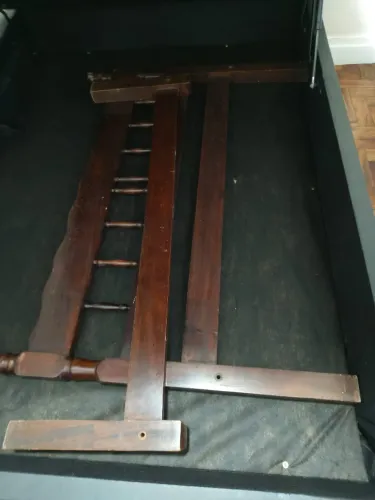 Cama de Madeira Maciça Marrom Escura - Excelente Estado