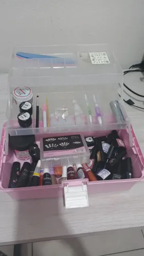Itens para unhas (gel e esmaltes).