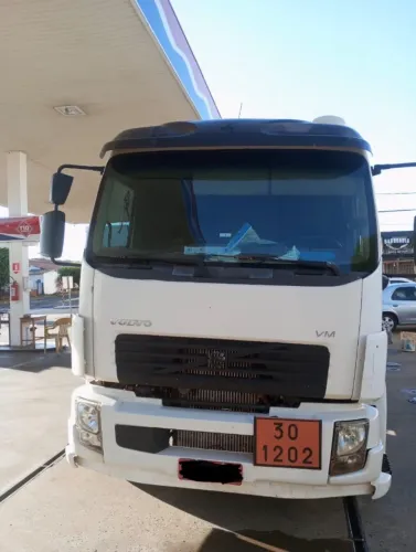  Caminhão Tanque combustível-Volvo VM 260 ano 2011