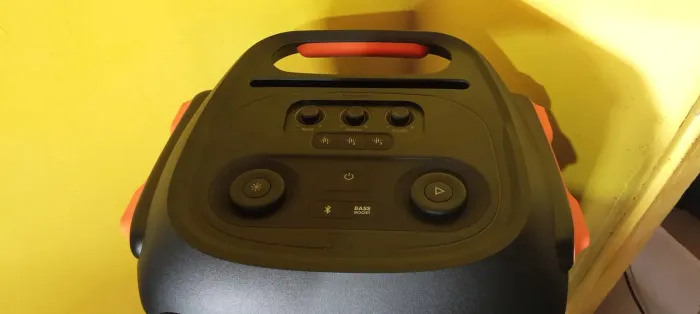 Caixa de Som JBL 710