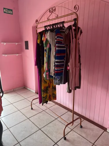 Arara de roupa com rodas